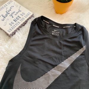 Nike Dry Fit Tank tip